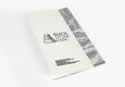 Folleto de papel texturado - 2 pliegues desplazados acordeón - A5 - 250g Design extra blanco