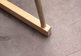 La barra se fija en el pie de madera colocado en el suelo